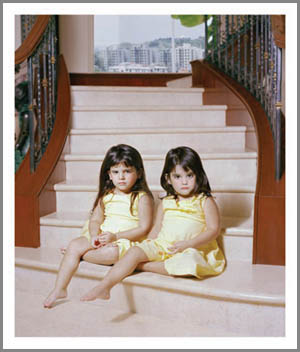 Foto: Rachelle Mozman. Twins in yellow, 2007 