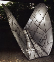 Del ciclo BIRDS, 2004/2005. FIGURA VOLADORA CON ALAS GRANDES N 2. Acero inoxidable soldado. 277 x 280 x 360 cm. Fotografa: Artur Starewicz