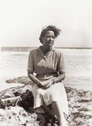 Fotografa de Carmen Conde fente al mar