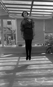Isabel levitando, como siempre