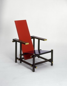 Silla roja y azul. 1917-1923. Madera de haya pintada. MNAD