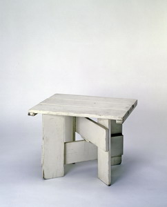 Mesa. 1935. Madera lacada. MNAD
