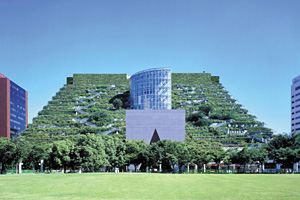 Vista de la fachada verde del Fukuoka Prefectural International Hall, 1990.
Fukuoka, Japón